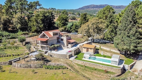 Exterior. Bed and Breakfast 'Piso Lua' with Mountain View and Heated Pool