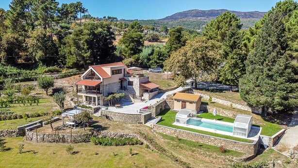 A villa with a swimming pool, outdoor seating, and a garden. - Bed and Breakfast 'Piso Sol' with Mountain View and Heated Pool (Vila Real)
