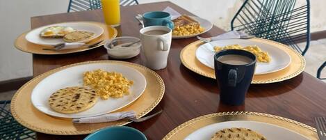 Petit déjeuner complet compris tous les jours