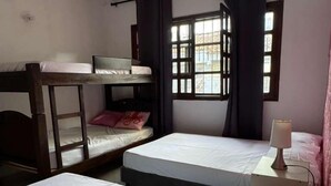 Kamar Quadruple Klasik, pemandangan halaman | Tirai kedap cahaya, setrika/meja setrika, dan Wi-Fi gratis