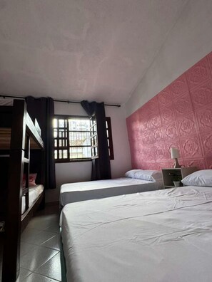 غرفة كلاسيكية رباعية - منظر للفناء | ستائر تعتيم ومكواة/لوح كي وواي فاي مجانًا