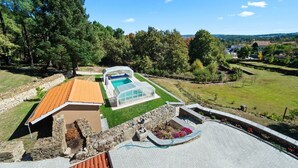 A modern house with a swimming pool, stone walls, and a garden. - Bed and Breakfast 'Piso Vénus - T1 with Heated Pool' and Mountain View (Vila Real)