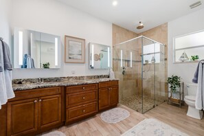Hair dryer, towels, soap, shampoo - Sunshine and Serenity Holidays (Boynton Beach)