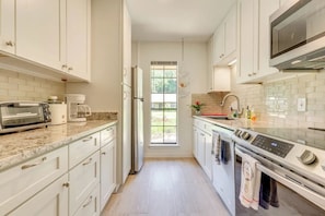 Microwave, oven, stovetop, dishwasher - Gorgeous, large, newly remodeled duplex with AC in charming Fairhope (Fairhope)