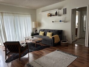 Living area - Wonderful 1-bedroom apartment in Santa Monica (Santa Monica)
