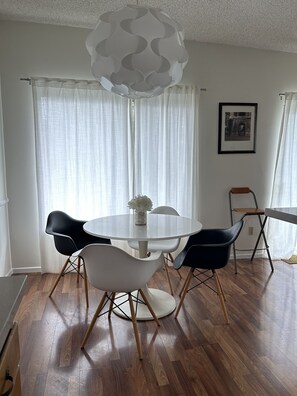 Dining - Wonderful 1-bedroom apartment in Santa Monica (Santa Monica)