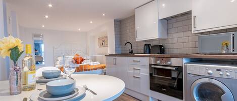 Een koelkast, een microgolfoven, een oven, een broodrooster