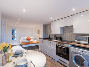 Fridge, microwave, oven, toaster - Pass the Keys | Cosy Studio in Basildon | Sleeps up to 4 (Basildon)