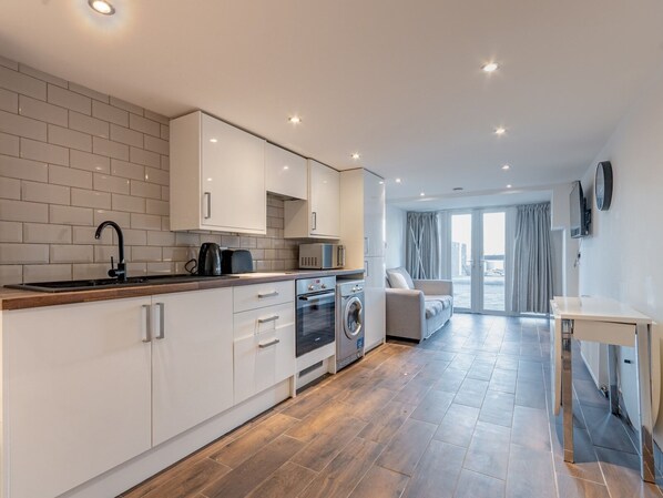 Fridge, microwave, oven, toaster - Pass the Keys | Cosy Studio in Basildon | Sleeps up to 4 (Basildon)