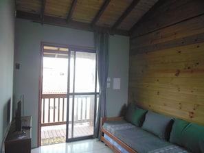 Apartamento básico, vista para a piscina | Área de estar