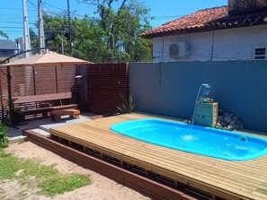 สระว่ายน้ำกลางแจ้ง