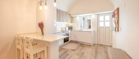 Fridge, microwave, oven, coffee/tea maker