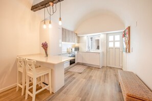 Fridge, microwave, oven, coffee/tea maker - Guest Ready - Charming Retreat in Palmela (Palmela)