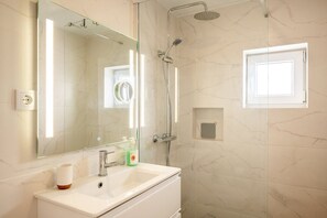 Shower, hair dryer, towels