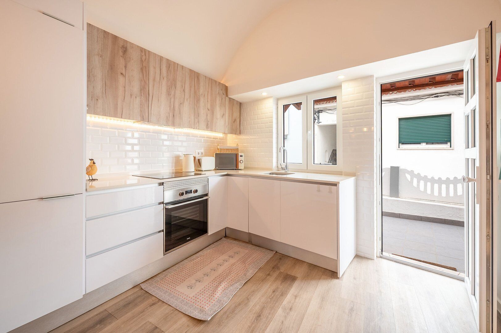 Fridge, microwave, oven, coffee/tea maker