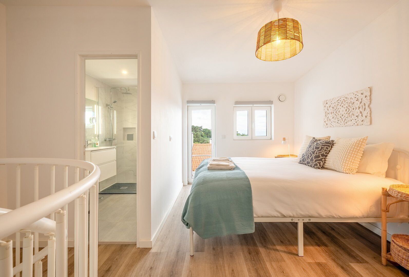 2 bedrooms, iron/ironing board, internet, bed sheets