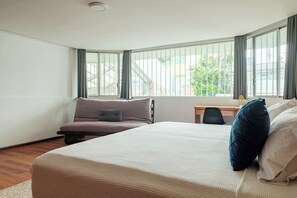 4 chambres, bureau, fer et planche à repasser, accès au Wi-Fi (inclus)