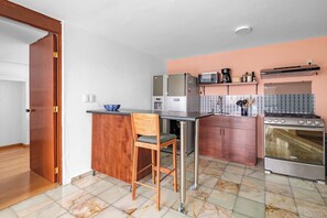 Réfrigérateur, four à micro-ondes, un four, cafetière-théière