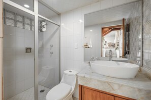 Haartrockner, Handtücher, Seife, Toilettenpapier