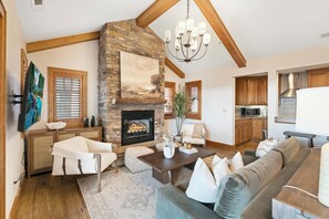 Living area - Grand Oaks RQ6- Mountain Condo, Gated Resort, Indoor/Outdoor Pools & Hot Tub (Banner Elk)