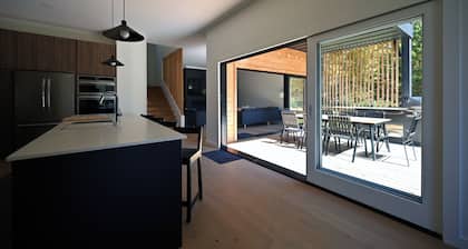 NEW Modern Mountain View Chalet in Windham