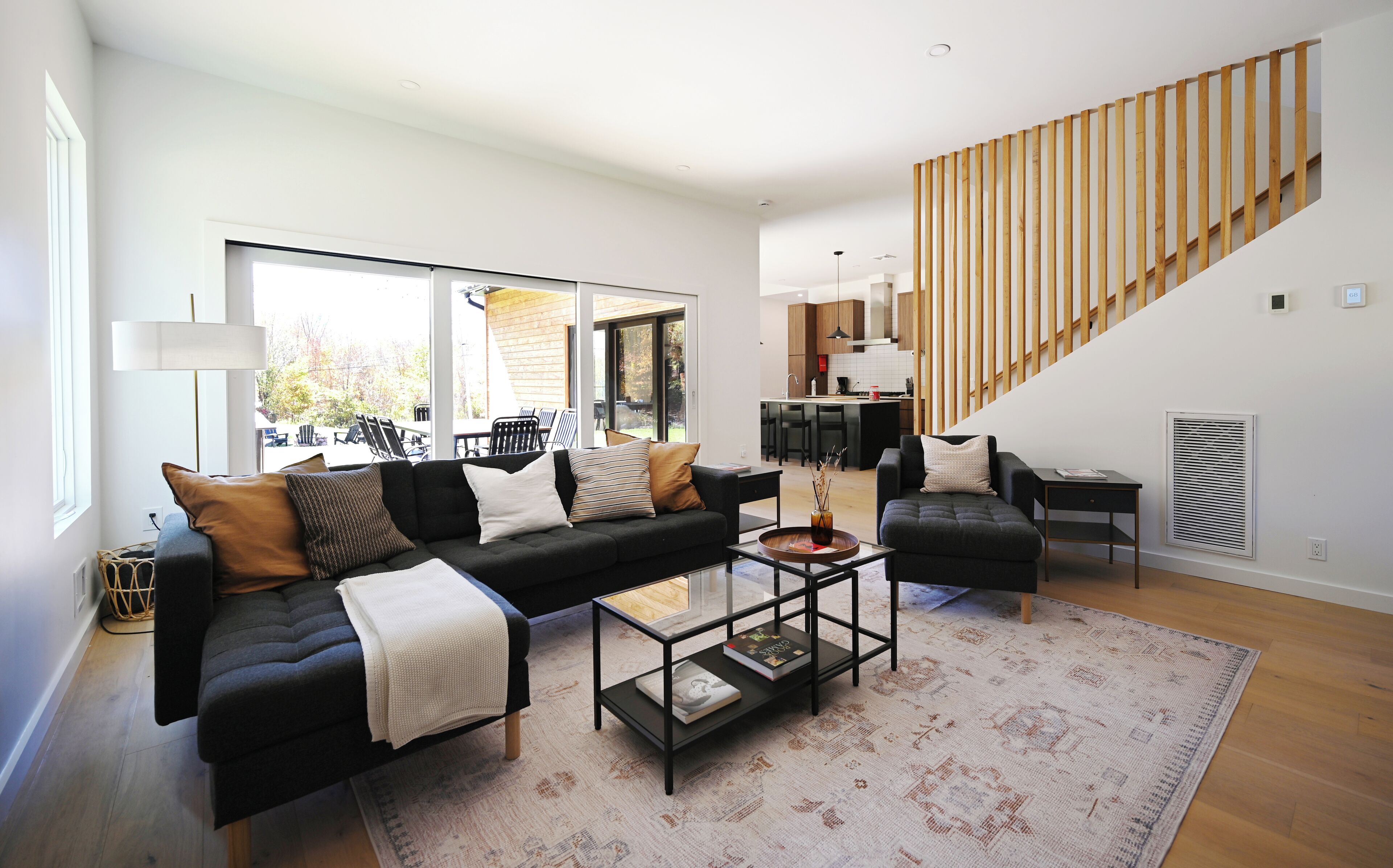 TV connectée, cheminée, livres, chaîne hi-fi