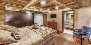 Room - Chalet, Ground floor, sauna, hammam, terrace, balcony, fireplace or stove, tv, 500m² (Champagny-en-Vanoise)