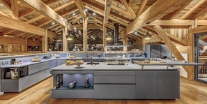 Private kitchen - Chalet, Ground floor, sauna, hammam, terrace, balcony, fireplace or stove, tv, 500m² (Champagny-en-Vanoise)