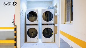 خزنة داخل الغرفة ومكتب ومساحة عمل للكمبيوتر المحمول �وتجهيزات عازلة للصوت