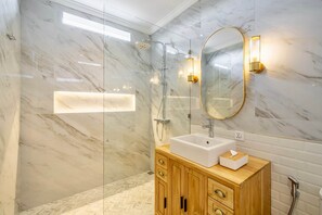 Towels, soap, toilet paper - New Modern 4BR Canggu Villa/Rooftop/Pool/View (tabanan)