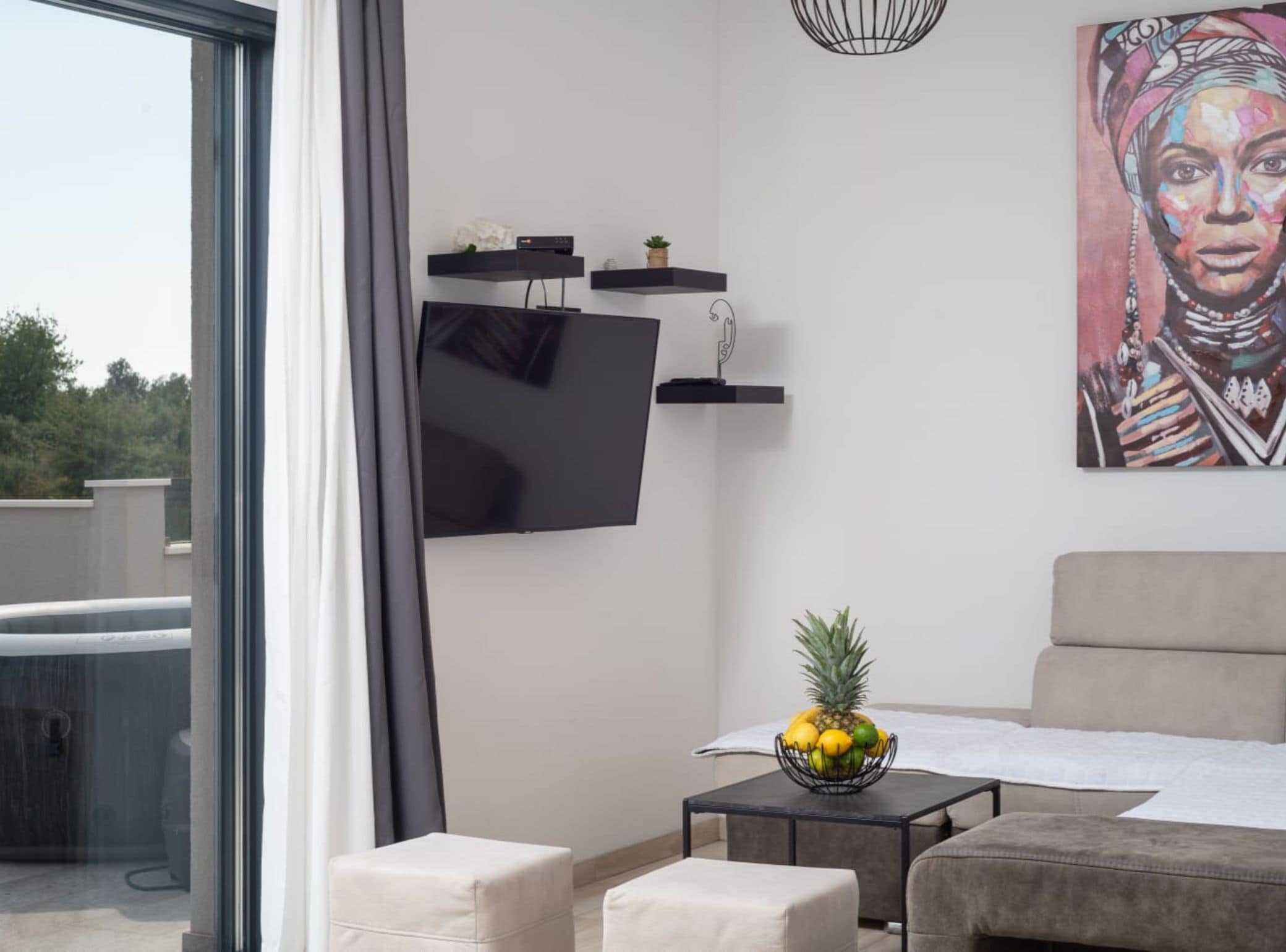 Huoneisto (Apartment Infinity with Hot Tub) | Olohuone | 32–tuumainen taulutelevisio, jossa satelliittikanavat