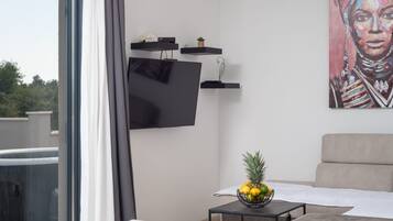 Apartment (Apartment Infinity with Hot Tub) | Wohnzimmer | 32-Zoll-Flachbildfernseher mit Satellitenempfang