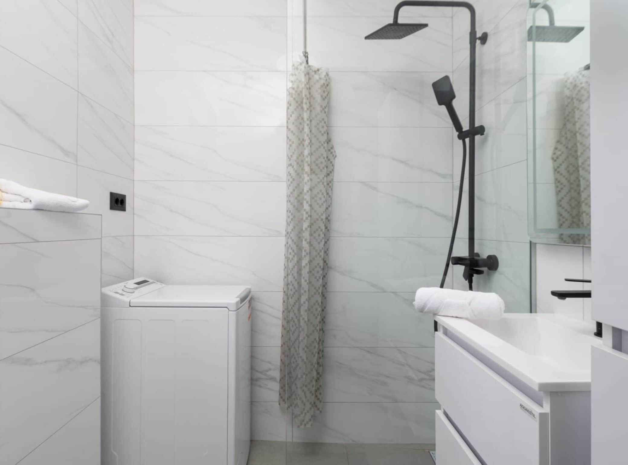 Un baño moderno con ducha, inodoro y lavabo.