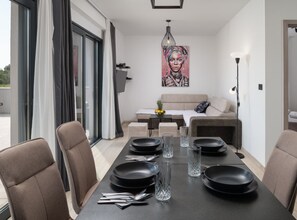 Apartemen (Apartment Infinity with Hot Tub) | Ruang makan