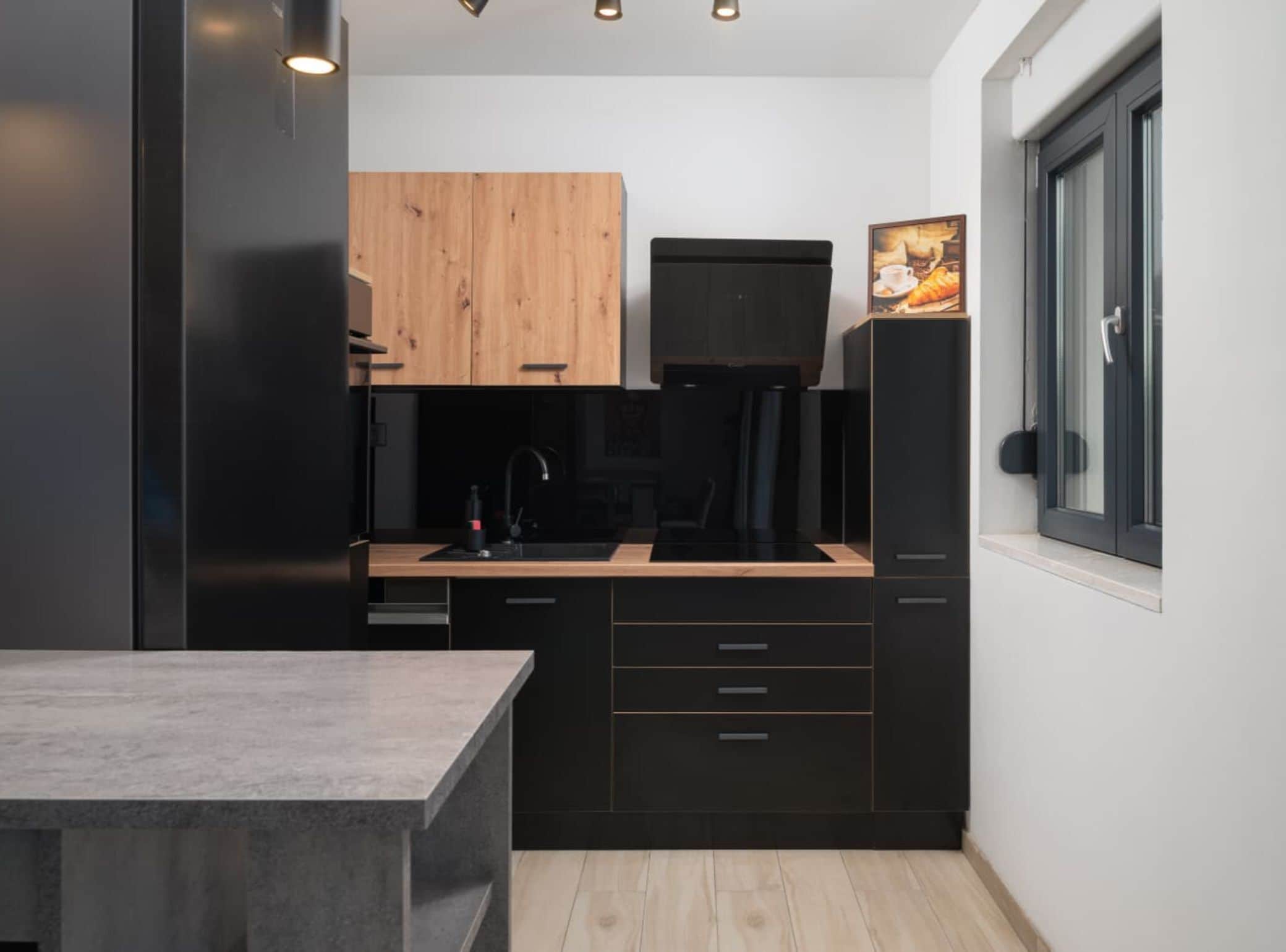 Huoneisto (Apartment Infinity with Hot Tub) | Yksityinen keittiö | Jääkaappi