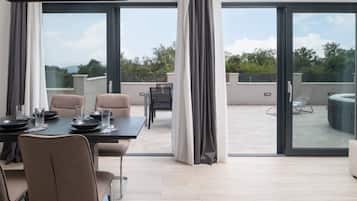 Apartment (Apartment Infinity with Hot Tub) | Dining room