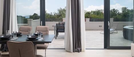 Appartement (Apartment Infinity with Hot Tub) | Salle Ă manger