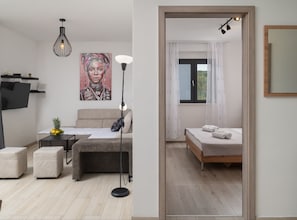 Apartamento (Apartment Infinity with Hot Tub) | Sala de estar | Televisión de pantalla plana de 32 pulgadas con canales por satélite