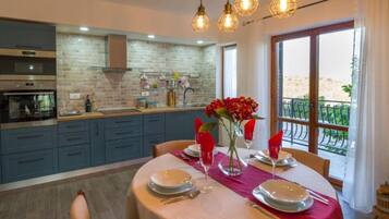 Apartment (Two Bedroom Apartment with Terrace) | Dapur peribadi | Peti sejuk