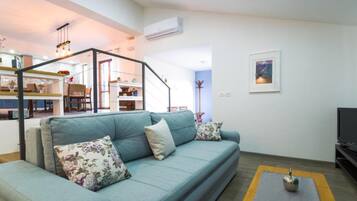 Apartment (Two Bedroom Apartment with Terrace) | Ruang tamu