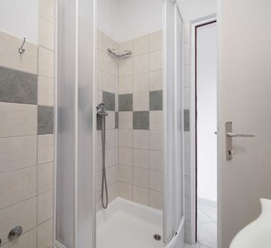 Apartment (One Bedroom Apartment with Terrace an) | Bathroom | Shower, towels - Apartments Bella Vista (Marina)