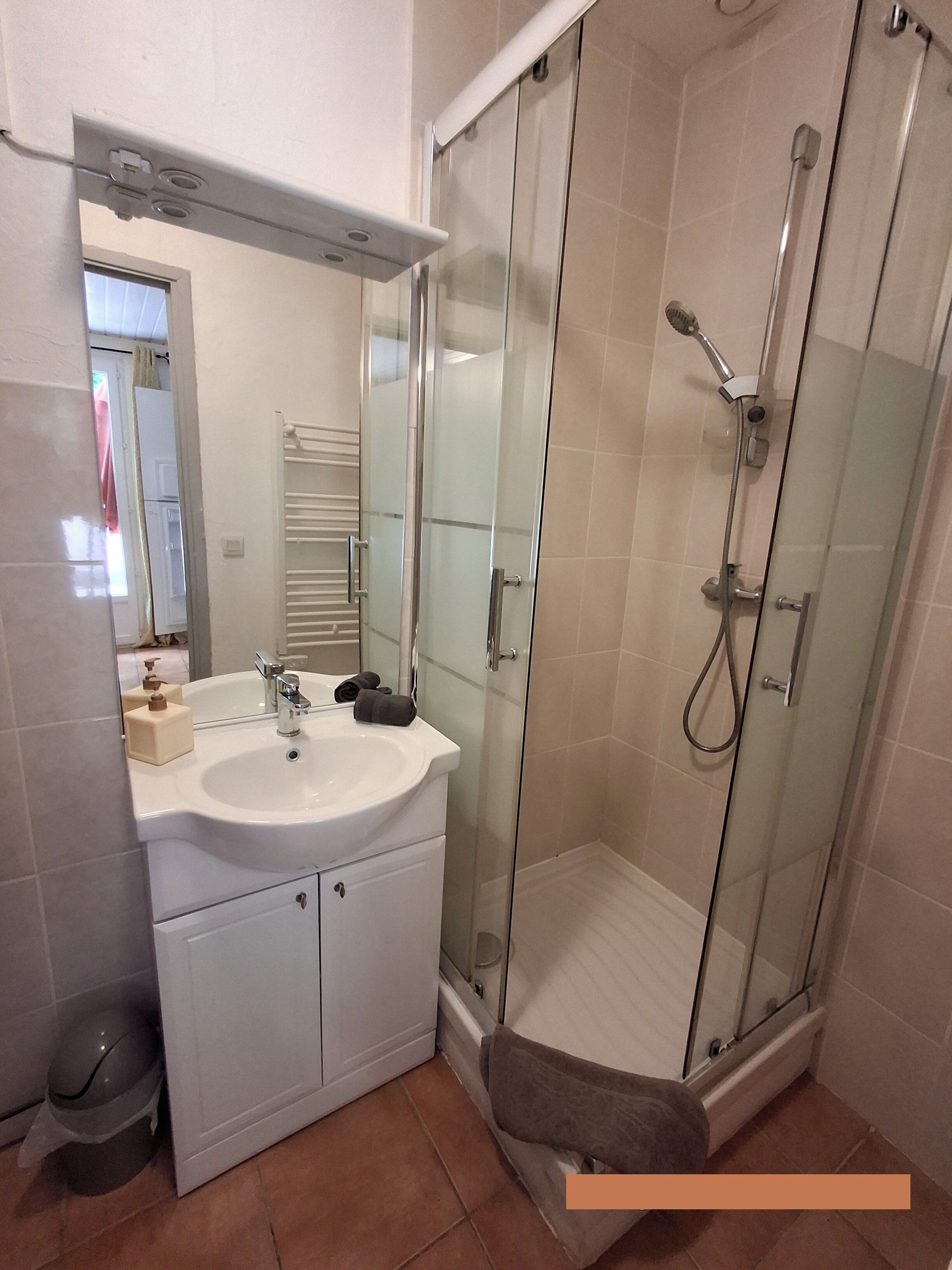 Een douche, een haardroger, handdoeken, zeep
