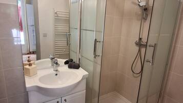 Een douche, een haardroger, handdoeken, zeep