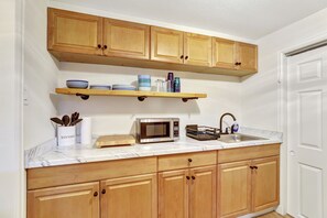 ثلاجة، ميكروويف، غسالة أطباق، ماكينة لصنع القهوة/الشاي