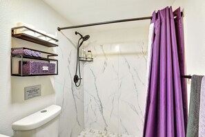 Een haardroger, handdoeken, zeep, shampoo