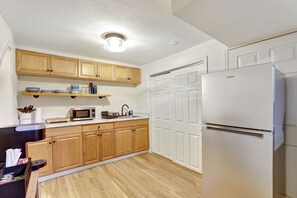 Refrigerador, microondas, lavavajillas y cafetera y tetera