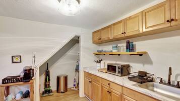 Frigorífic, microones, rentaplats i cafetera i tetera