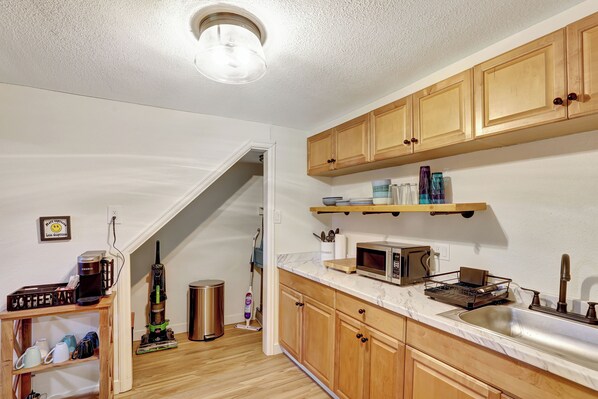 冷蔵庫、電子レンジ、食器洗い機、コーヒー / ティーメーカー