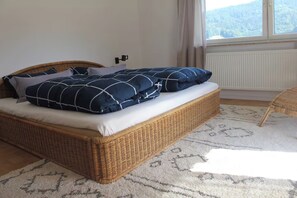 3 bedrooms, Internet, bed sheets - Spacious apartment in a unique location by the forest with fantastic views. (Bühlertal)