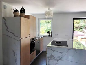 Oven, stovetop, dishwasher - Spacious apartment in a unique location by the forest with fantastic views. (Bühlertal)